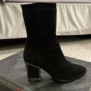 Black Suede waterproof boots designed in Canada size 6,2 inches heel with design
